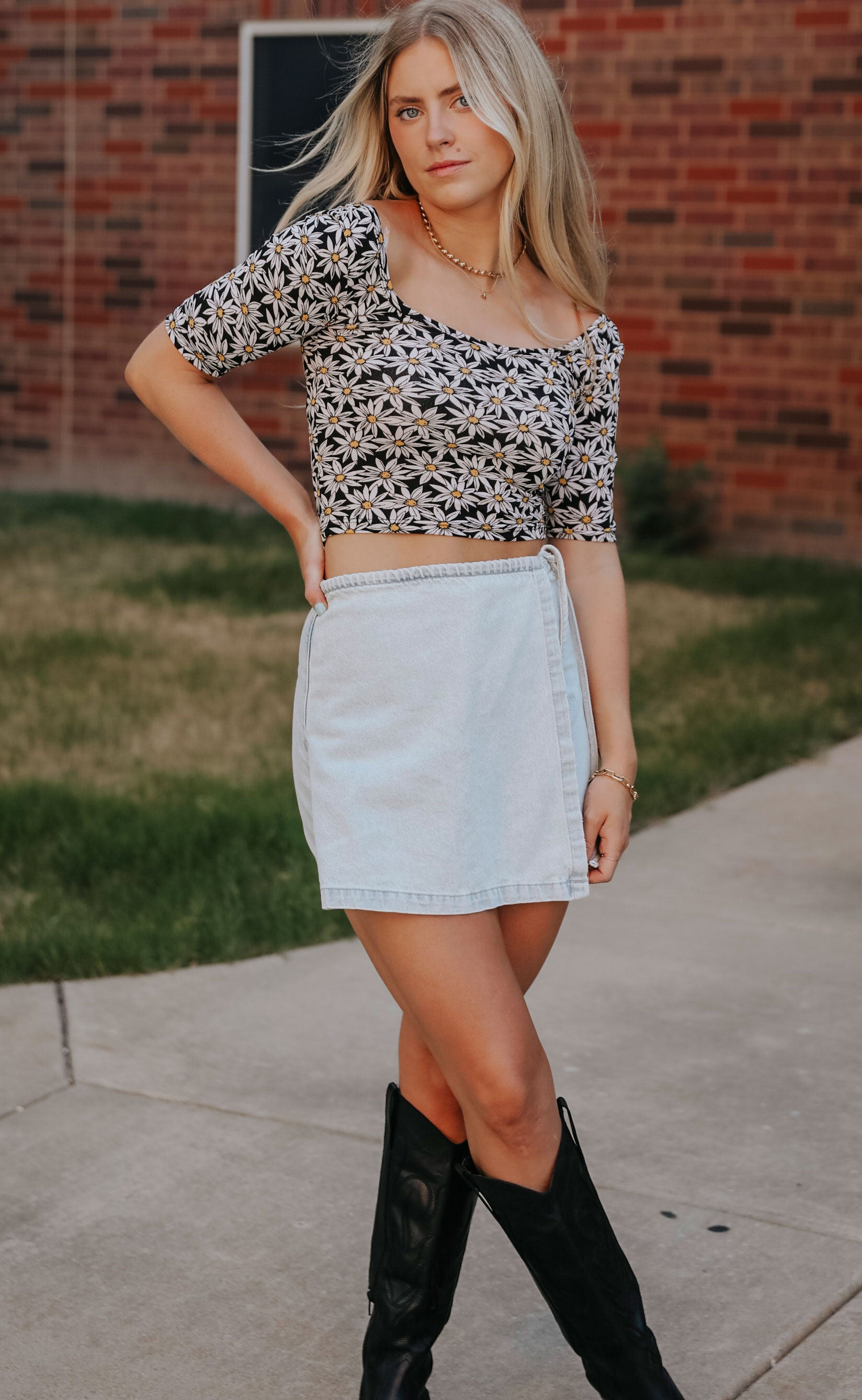 at ease crop top - black daisy